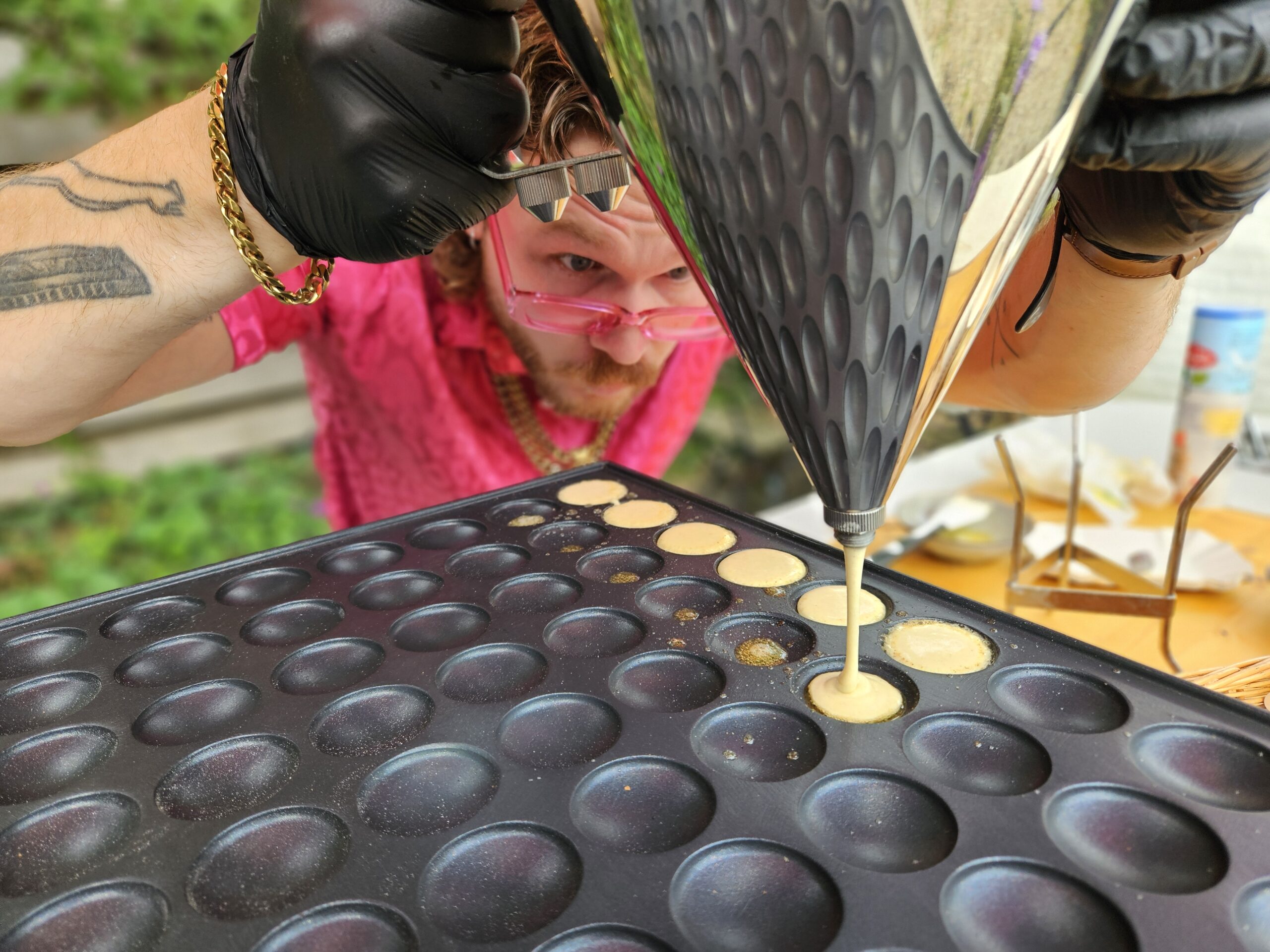 Poffertjes op een bedrijfsfeest met de roze kar van Arthur's Mullet