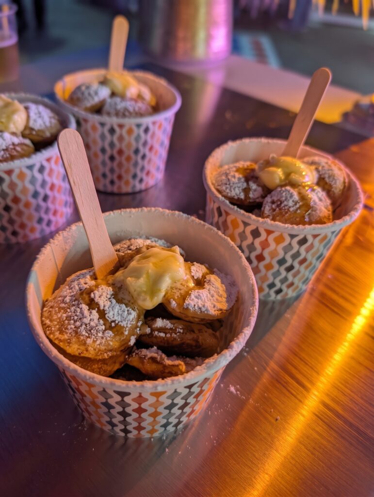 Bakjes poffertjes met poedersuiker