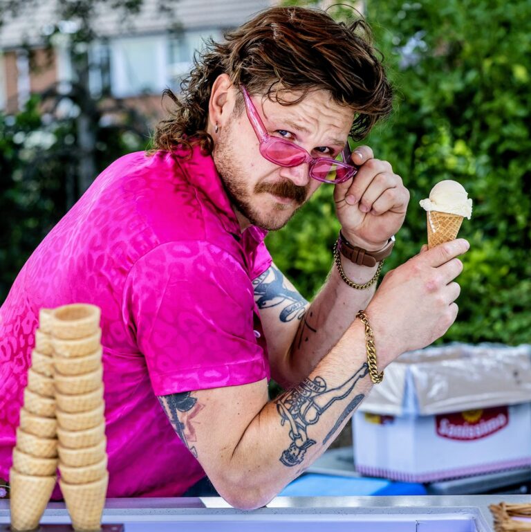 Arthur met een ijsje achter de roze kar