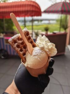 Bolletje ijs met wafel en slagroom