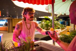 Arthur achter de kar met roze ledstrip