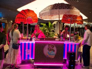 De karren met roze ledstrips op een bedrijfsfeest