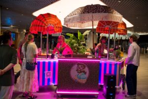 De karren met roze ledstrips op een bedrijfsevent