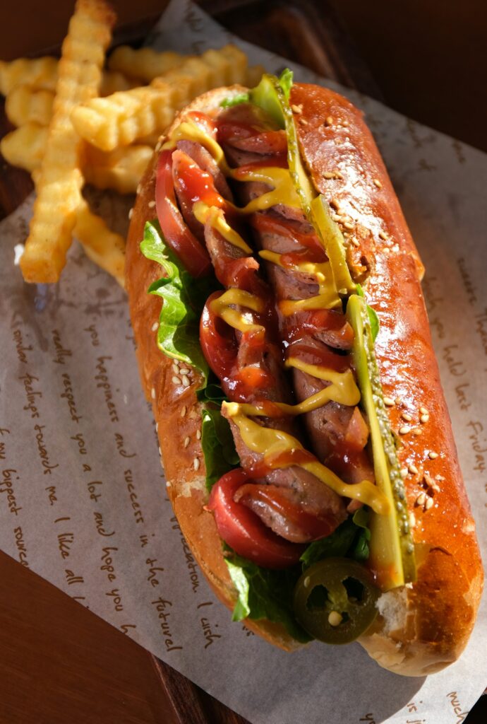 Hotdog met ketchup, mosterd en relish